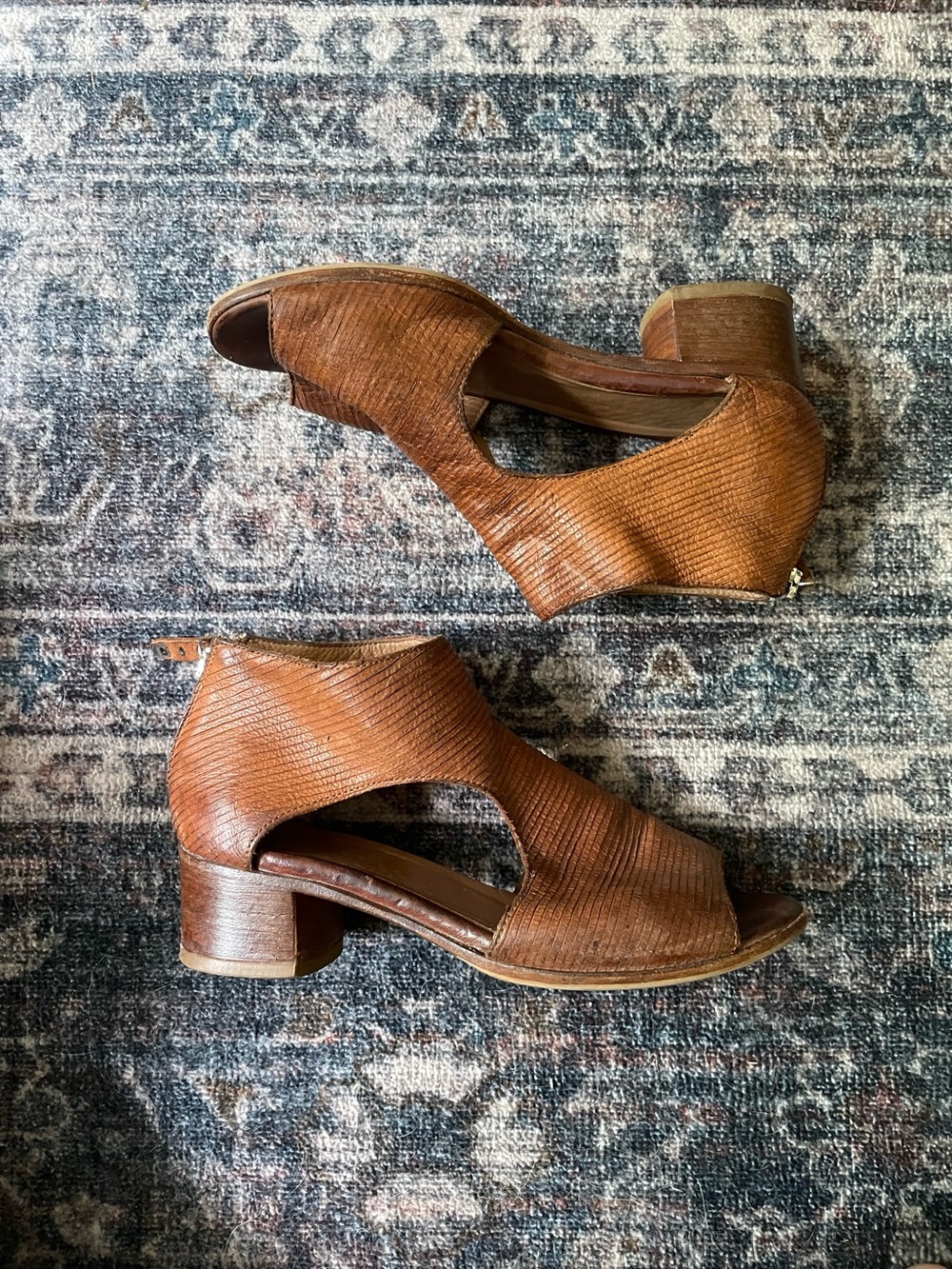 Moma leather cut out pumps
